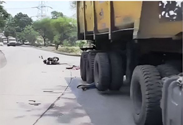  रेत से लदे ट्रेलर ने बाइक सवार तीन युवकों को कुचल, एक की मौत, दो गंभीर