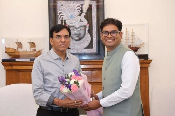 ओपी चौधरी ने केंद्रीय मंत्री डॉ मनसुख मांडविया को जन्मदिन की दी बधाई