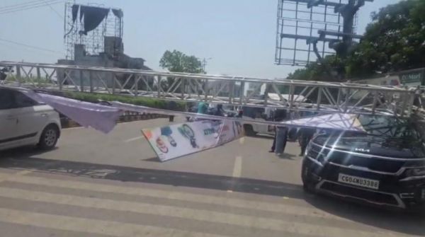 विशालकाय विज्ञापन होर्डिंग का फ्रेम गिरने से दो कार क्षतिग्रस्त