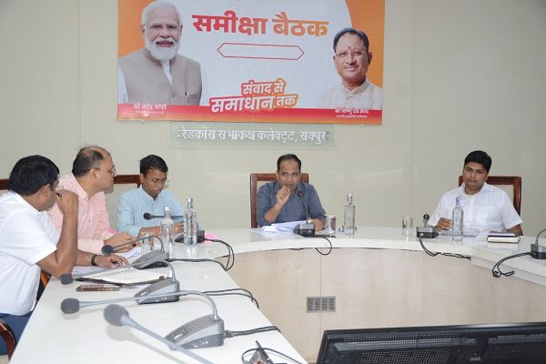 लंबित प्रकरणों का शीघ्र निराकरण करें: कलेक्टर