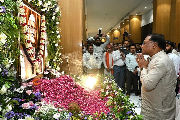 मुख्यमंत्री श्री विष्णु देव साय स्वर्गीय श्री रामजीलाल अग्रवाल के शांति मिलन कार्यक्रम में शामिल हुए