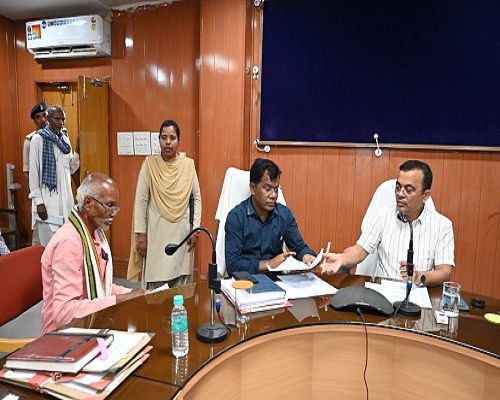 कलेक्टर ने जनदर्शन में सुनी आमजनों की समस्याएं