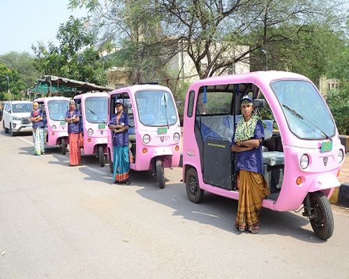 नवा रायपुर में महिलाएं दौड़ा रही पिंक ई-रिक्शा