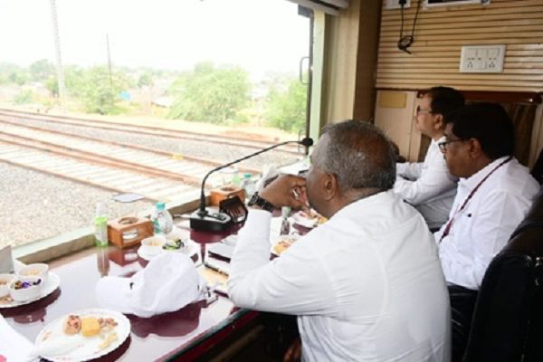 दपूमरे महाप्रबंधक तरुण प्रकाशद्वारा चांदाफोर्ट-वडसा रेलखंड का संरक्षा निरीक्षण