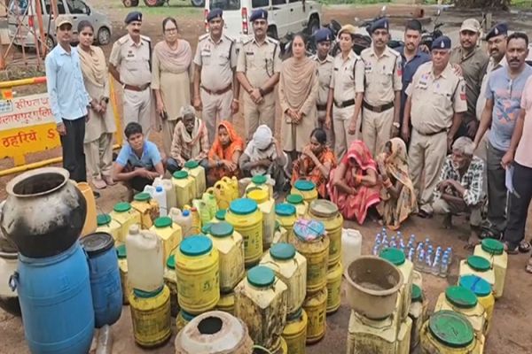 चकमा देकर पहुंचा 'हाथी', 1040 लीटर अवैध शराब जब्त