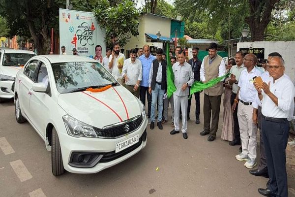  उद्योग मंत्री ने 11 शासकीय वाहनों को दिखाई हरी झंडी