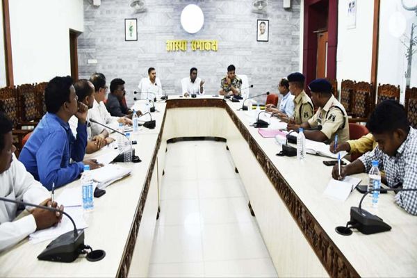 बिना हेलमेट तथा बिना सीट बेल्ट वाहन चलाने वालों पर करें कार्रवाई: कलेक्टर