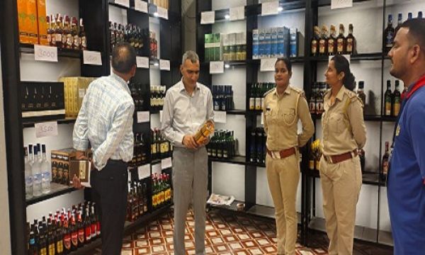 कलेक्टर ने की प्रीमियम शॉप का निरीक्षण