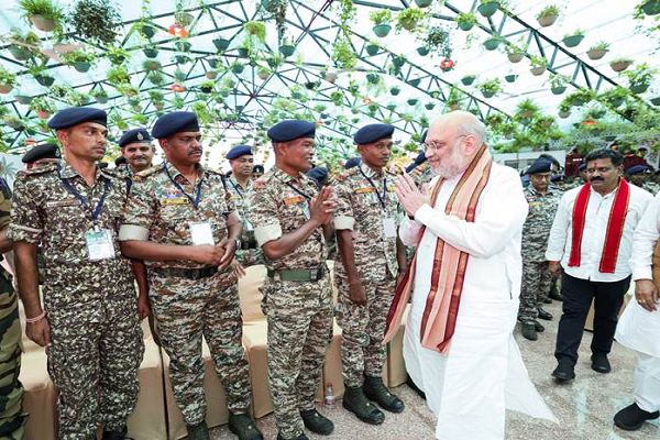  केंद्रीय गृह एवं सहकारिता मंत्री श्री अमित शाह ने आज छत्तीसगढ़ के नवा रायपुर में सुरक्षा बलों के जवानों के साथ संवाद किया
