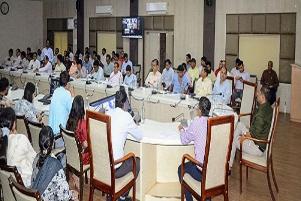 कलेक्टर ने ली साप्ताहिक समय सीमा की बैठक