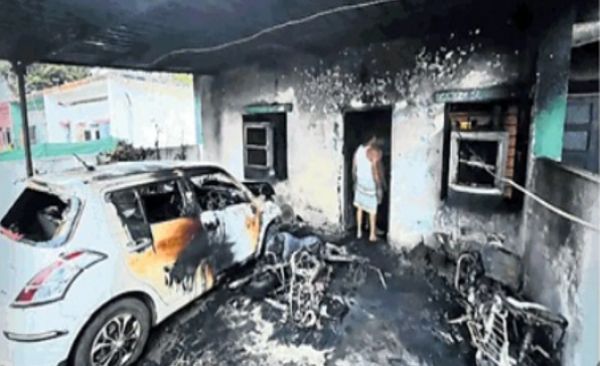 जिंदा जलाने के लिए घर बंद करके लगा दी आग, बाल-बाल बचा शिक्षक का परिवार