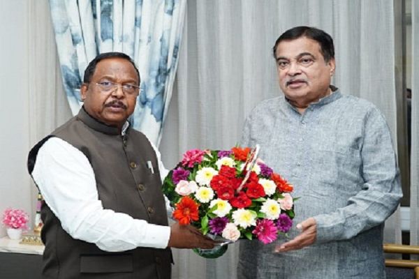 मंत्री रामविचार नेताम ने केन्द्रीय सड़क परिवहन मंत्री नितिन गडकरी से नागपुर में की सौजन्य मुलाकात