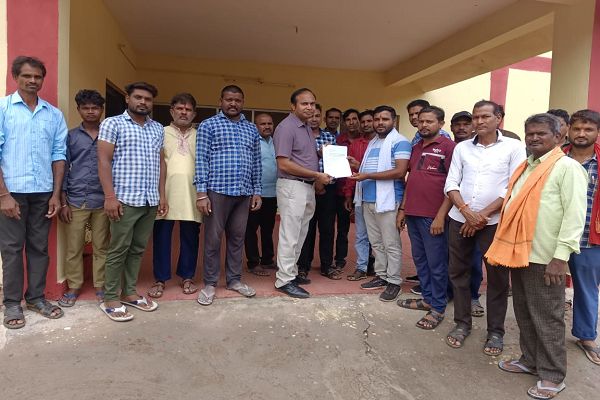 कुंदरापारा में अवैध बेजा कब्जा खाली कराने को लेकर पार्षद के नेतृत्व में वार्डवासियों ने दिया एसडीएम के नाम ज्ञापन
