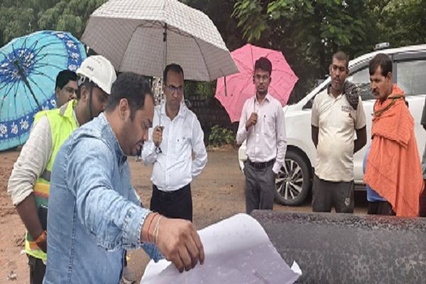 कलेक्टर ने एतमानगर के निर्माणाधीन जल शोधन संयंत्र का किया औचक निरीक्षण