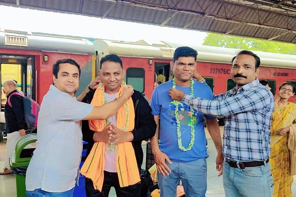 बोल बम के जयकारों के साथ अमरनाथ यात्रा के लिए रवाना हुए तीर्थयात्री