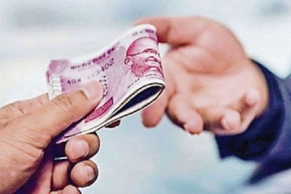 आठ हजार का रिश्वत लेते पटवारी गजपाल गिरफ्तार