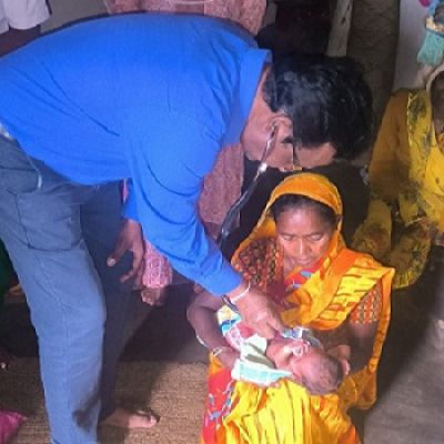 सीएमएचओ ने घर जाकर संतोषी बाई और उनके नवजात शिशु का किया गया स्वास्थ्य जांच