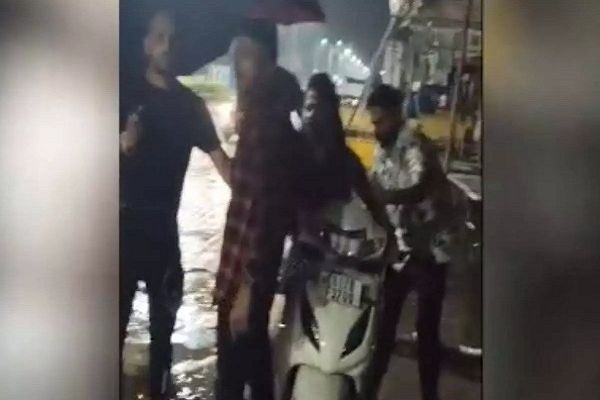 नाईट क्लब से निकली युवती ने की हाई वोल्टेज ड्रामा, वायरल हो रहा वीडियो