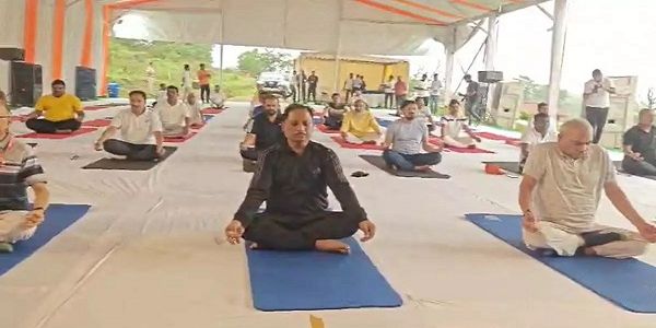 मैनपाट प्रशिक्षण शिविर में CM साय, सांसद और विधायकों ने किया योग