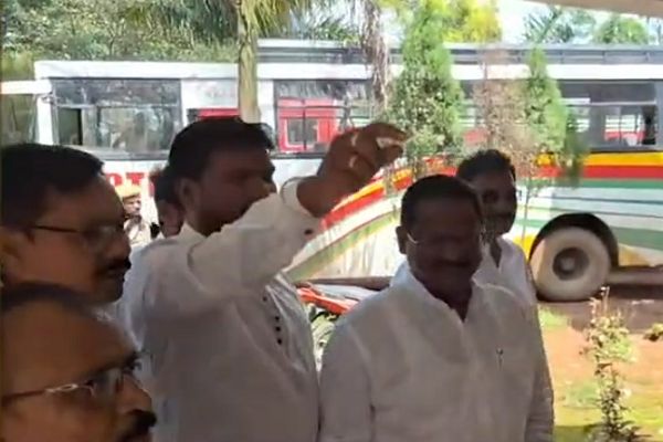 पूर्व मंत्री अमरजीत भगत थाने में बैठाए गए, समर्थकों ने किया हंगामा