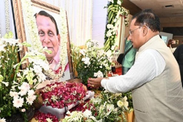 मुख्यमंत्री ने पद्मश्री डॉ. सुरेंद्र दुबे को अर्पित की श्रद्धांजलि