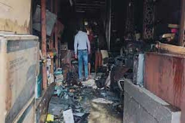 मनोरंजन कम्प्यूटर दुकान में लगी आग, लाखों का सामान जलकर खाक
