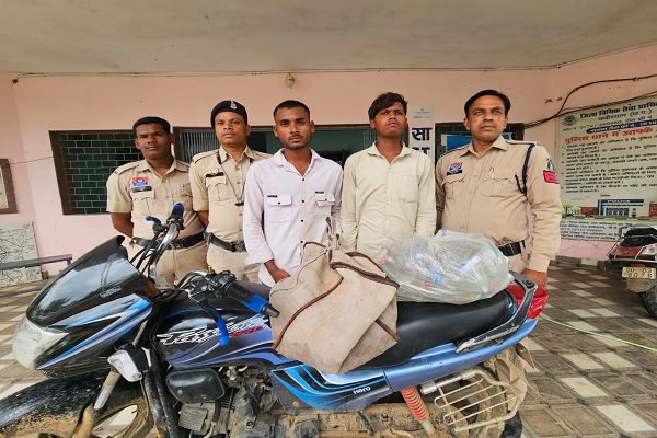 अवैध शराब परिवहन में लिप्त दो युवक चढ़े कुण्डा पुलिस के हत्थे, 96 पौवा देशी शराब और बाइक जप्त