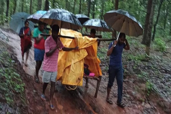 नहीं पहुंची एंबुलेंस: बीमार महिला को खाट पर लिटाकर 7 किमी पैदल चले परिजन