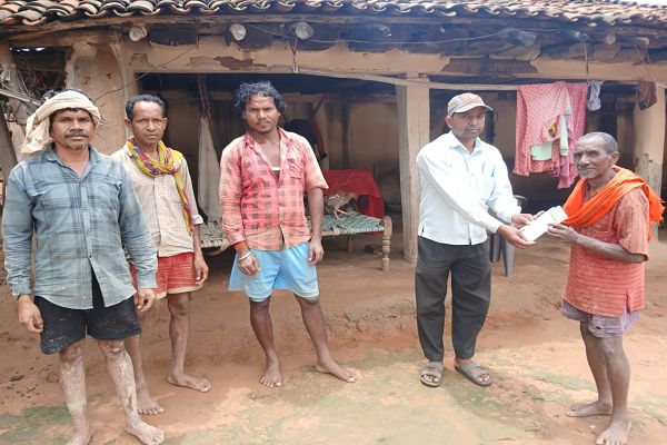 धरती आबा अभियान से आदिवासी परिवारों को मिल रही योजनाओं की सौगात