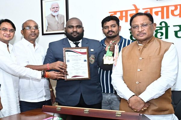  छत्तीसगढ़ के प्रेम राजन रौतिया ने इंटरनेशनल पावरलिफ्टिंग में दिलाया स्वर्ण पदक, मुख्यमंत्री श्री साय से की मुलाकात