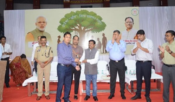 कलेक्टर डॉक्टर गौरव सिंह एवं उनके परिजनों ने भी स्वयं स्वास्थ्य परीक्षण करवाया