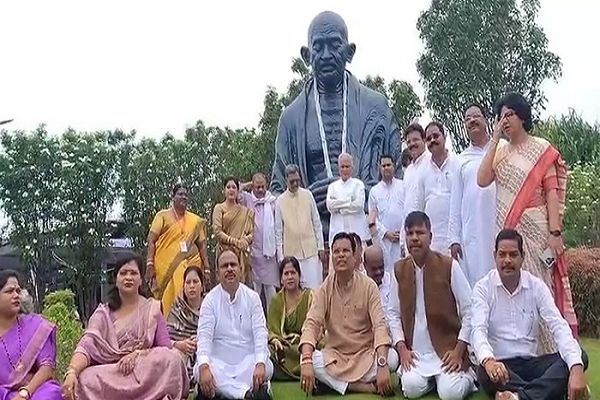 खाद-बीज संकट पर सदन में विपक्ष का हंगामा, निलंबित होने के बाद धरने पर बैठे...