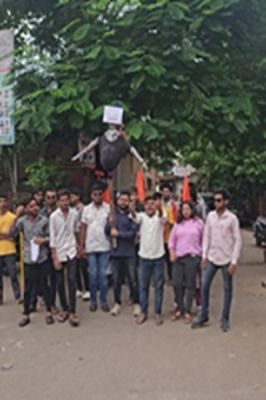 एबीवीपी ने उड़ीसा फकीर मोहन कॉलेज के विभागाध्यक्ष समीर साहू का फूंका पुतला