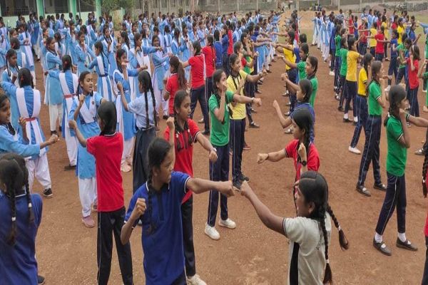 बालिकाओं को आत्मरक्षा और सिलाई का प्रशिक्षण