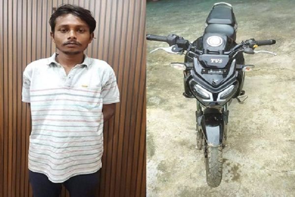 चोरी की बाइक के साथ आरोपी दीपक निर्मलकर गिरफ्तार