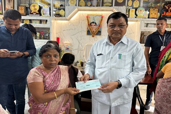 मंत्री श्री लखनलाल देवांगन ने 10 परिवारों को दिए सहायता राशि का चेक