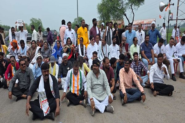  प्रदेश सरकार के ताना शाही पूर्ण रविये से नाराज कांग्रेसी उतरे सड़को पर  बिलासपुर जबलपुर नेशनल हाइवे 130 A में किया चक्काजाम
