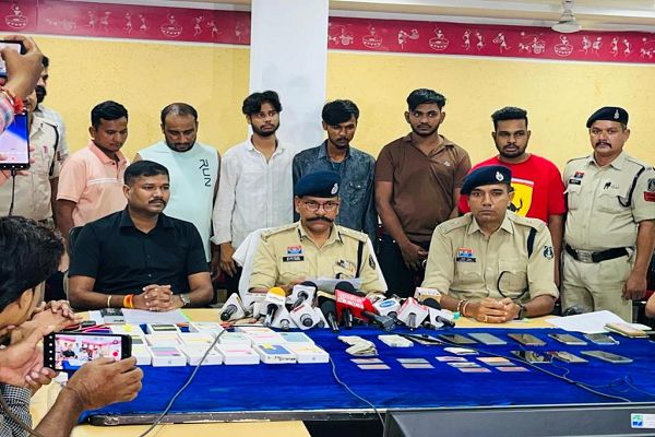 फ़ोन चुराकर खाते से उड़ाते थे पैसे, 6 अंतरराज्यीय आरोपी गिरफ्तार