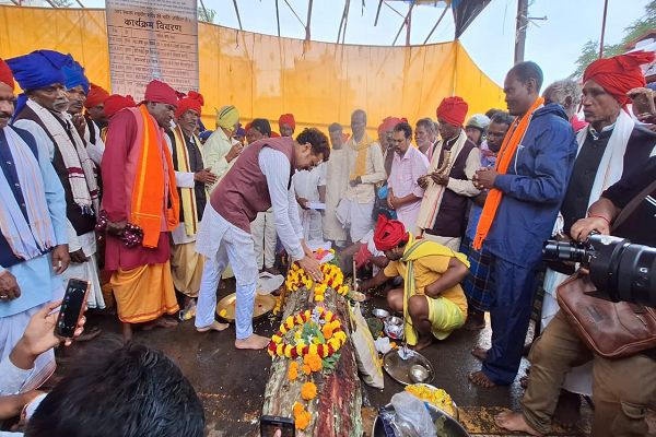 रायपुुर : पाट जात्रा के साथ शुरू हुआ विश्व प्रसिद्ध ऐतिहासिक बस्तर दशहरा
