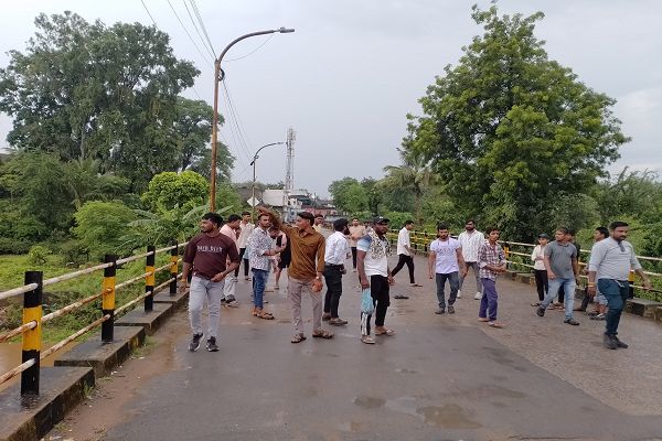  जिले में हर्षोल्लास के साथ मनाया गया हरेली त्योहार, बच्चों ने चढ़ी गेड़ी, युवाओं ने फेंके नारियल, किया पौधारोपण