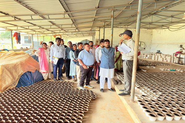 ग्रामोद्योग बोर्ड अध्यक्ष श्री राकेश पाण्डेय ने किया ग्रामोद्योग इकाइयों का निरीक्षण
