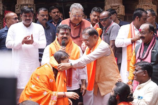 हर-हर महादेव से गूंज उठा भोरमदेव: मुख्यमंत्री श्री विष्णुदेव साय ने हेलीकॉप्टर से पुष्पवर्षा कर हजारों कांवड़ियों का किया भव्य स्वागत