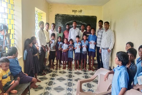  शासकिय प्राथमिक शाला डगनिया में बच्चों को गणवेश, पुस्तक प्रदान किया गया
