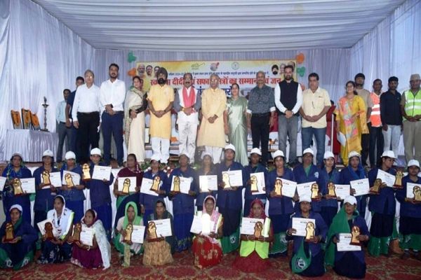 डिप्टी सीएम साव ने बिल्हा के सफाई कर्मियों को किया सम्मानित