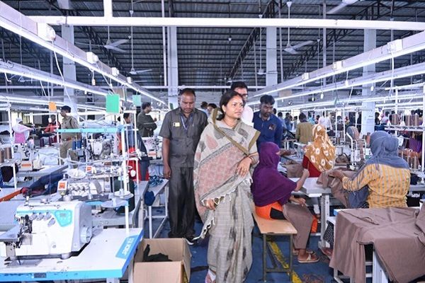 मंत्री राजवाड़े ने शबरी एंपोरियम, और गारमेंट फैक्ट्री का किया अवलोकन