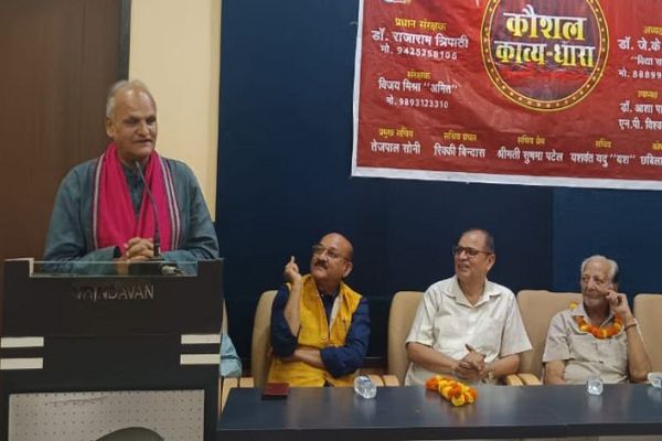 साहित्यिक संस्था 'कौशल काव्य धारा 'द्वारा वृंदावन हॉल में "दिल की  बातें' पर केंद्रित काव्य गोष्ठी का आयोजन किया गया