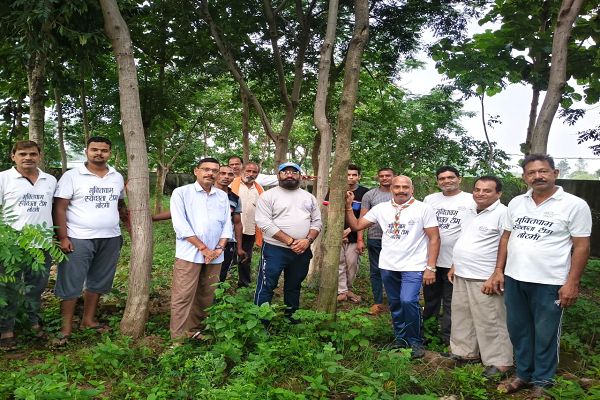  वृक्षों पर रक्षासूत्र बांधकर मनाया गया मित्रता दिवस