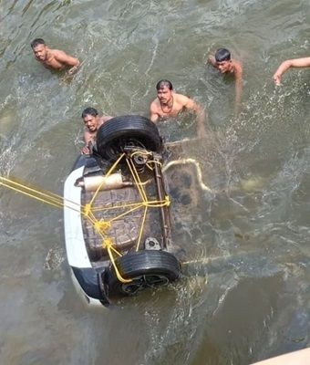 तेज रफ्तार कार नाले में जा गिरी, दो की मौत