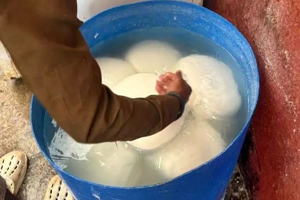 नकली पनीर फैक्ट्री का भंडाफोड़: नाले के ऊपर बन रहा था जहरीला खाद्य पदार्थ