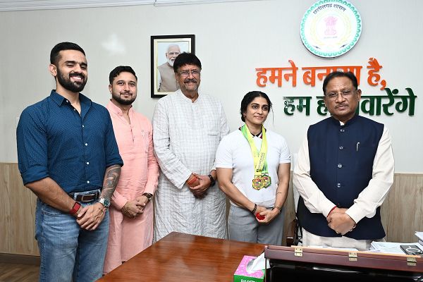  मुख्यमंत्री से एशियन अफ्रीकन पैसिफिक पावरलिफ्टिंग चैंपियनशिप की स्वर्ण पदक विजेता सुश्री नमी राय पारेख ने की मुलाकात